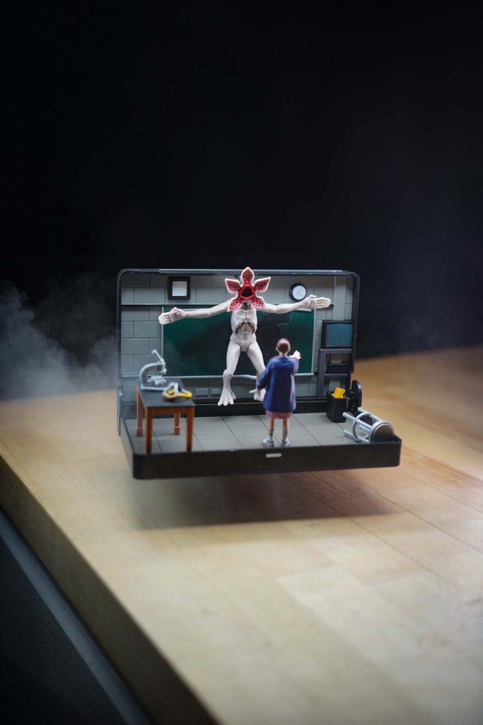 Console Heroes: Stranger Things - VHS Diorama: Eleven vs. Demogorgon